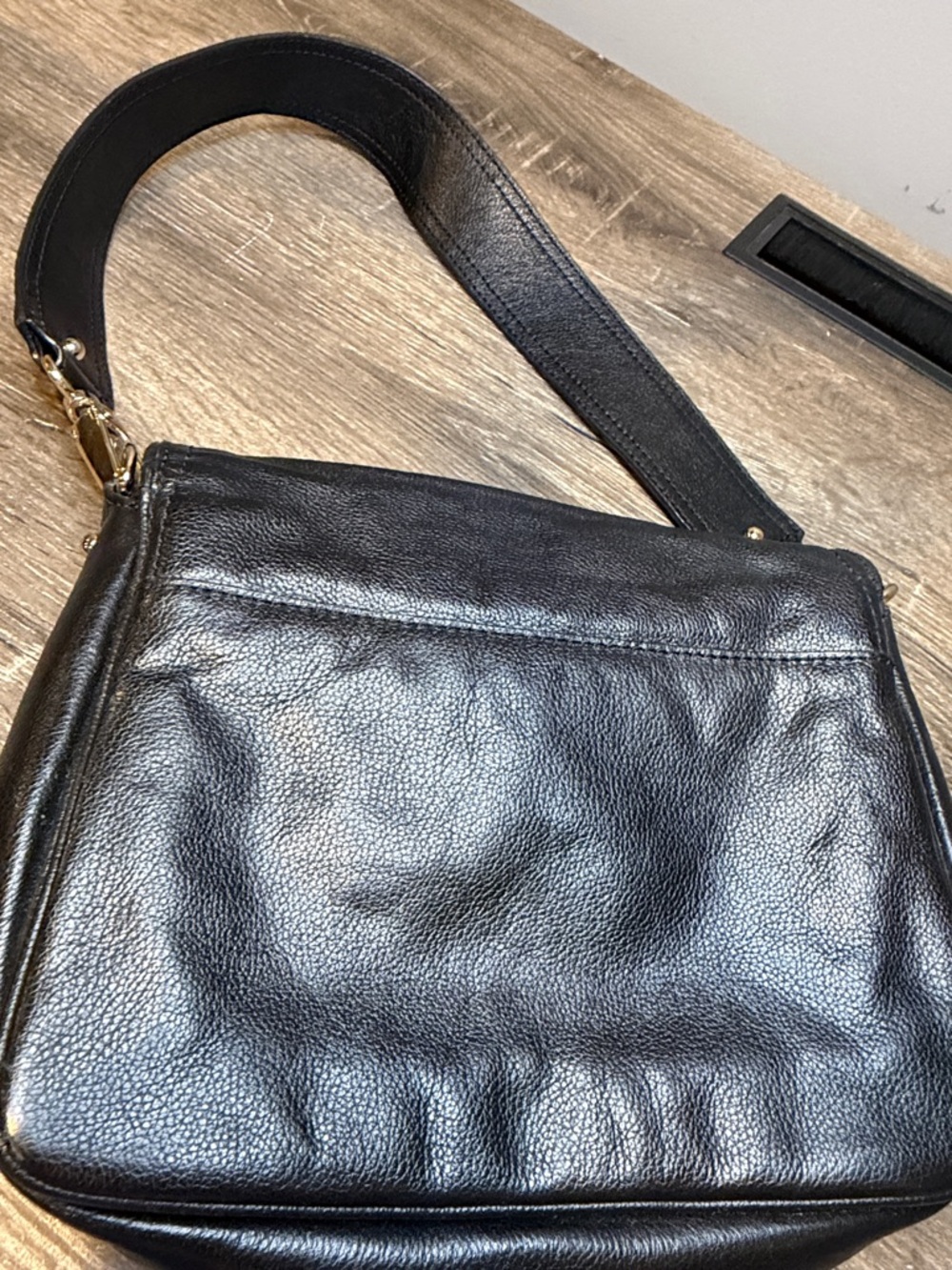 KATE SPADE Classic Black Leather Shoulder Bag with Gold Turn-Lock - Picture 3 of 8